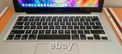Apple MacBook Pro Intel Core i5 2.5ghz, 4GB / 500gb HD/ Charger
