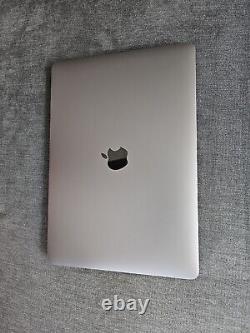 2017 Apple MacBook Pro 13 A1708 2.3GHz i5 CPU 8GB RAM 128GB SSD would be translated to French as: MacBook Pro Apple 2017 13 A1708 2,3GHz processeur i5 8Go de RAM 128Go de SSD.