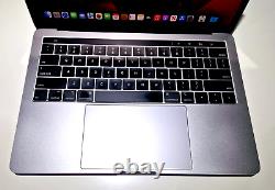 2017 Apple MacBook Pro A1706 i5 3.1GHz Dual Core 8GB 512GB SSD 13 Touch Bar translated in French is: MacBook Pro Apple de 2017 A1706 i5 3.1GHz Dual Core 8GB 512GB SSD 13 pouces avec Touch Bar.