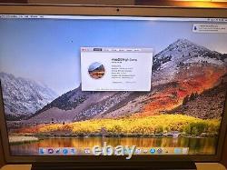 Apple MacBook Pro 17 2010 2.8GHZ Core i7 8GB RAM 500 GB SSD RARE translates to 'Apple MacBook Pro 17 2010 2,8 GHz Core i7 8 Go RAM 500 Go SSD RARE' in French.