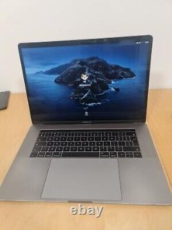 Apple MacBook Pro A1707 2017 15 Touch Bar Core i7-7700HQ 2.8GHz 16GB 256GB SSD translates to 'Apple MacBook Pro A1707 2017 15 Touch Bar Core i7-7700HQ 2.8GHz 16GB 256GB SSD' in French.