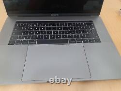 Apple MacBook Pro A1707 2017 15 Touch Bar Core i7-7700HQ 2.8GHz 16GB 256GB SSD translates to 'Apple MacBook Pro A1707 2017 15 Touch Bar Core i7-7700HQ 2.8GHz 16GB 256GB SSD' in French.