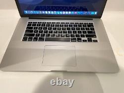 Apple MacBook Pro Retina 15.4 2.4Ghz i7 16GB RAM 1TB SSD 2013 Dual Graphics can be translated to French as: Apple MacBook Pro Retina 15.4 2,4Ghz i7 16 Go RAM 1 To SSD 2013 Double Graphique.