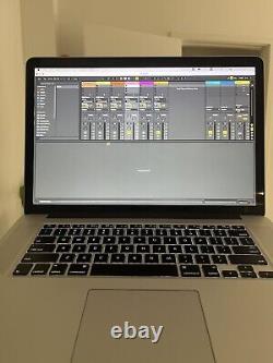 MacBook Pro 15 2015 en parfait état avec suite Ableton Live originale en disposition QWERTY