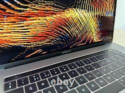 MacBook Pro (15 pouces, 2017) Gris Sidéral avec Touch Bar en Excellent État
